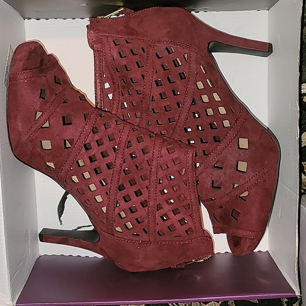 Size twelve wide women's dyes ankle boot